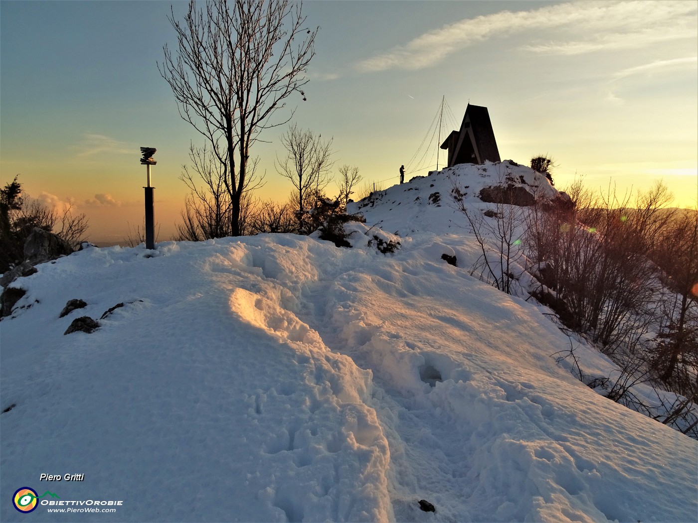 88 Luci del tramonto sul Pizzo Cerro (1285 m).JPG